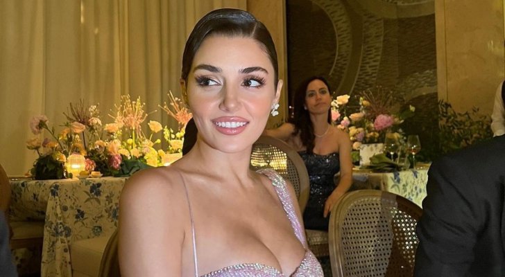 تصرف جريء لـ هاندا أرتشيل مع حبيبها أمام الجمهور 57