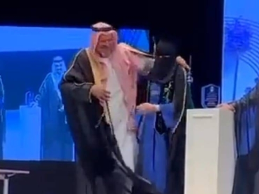 شاهد ردة فعل أب تجاه ابنته في حفل تخرجها بمرتبة الشرف من كلية طب الأسنان "فيديو مؤثر" 5