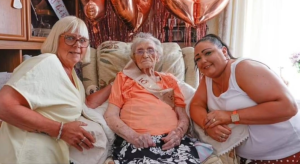 مسنة تحتفل بعيد ميلادها الـ 100.. وتكشف سر طول عمرها 5