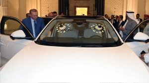 أردوغان وآل نهيان يجوبان أبوظبي بسيارة “توغ” التركي