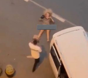 كاميرا مواطن ترصد لحظات صادمة لاعتداء واختطاف امرأة بإسنيورت في إسطنبول