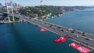 تعليق العلم التركي على جسر شهداء 15 تموز في إسطنبول