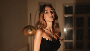 علامة مجوهرات تلغي تعاقدها مع بطلة “الحفرة” بسبب عمليات التجميل