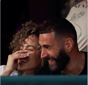 صديقة بنزيما تكشف عن لقائها الأول مع النجم الفرنسي ورحلة اعتناقها للإسلام