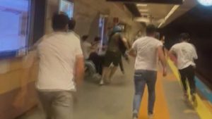 شاب يصور ملابس النساء خلسة في مترو إسطنبول.. والركاب يتدخلون “فيديو”