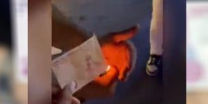 سياح أجانب يحرقون العملة التركية في انطاليا يثير غضب الاتراك “فيديو”