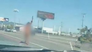 سيدة تركض عارية وتطلق النار فوق جسر.. فيديو أثار ضجة