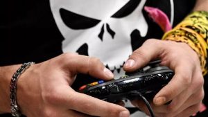 سيدة تطلق النار على ابنها بسبب لعبة فيديو