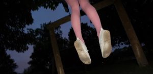 سيدة مصرية تلقي طفلتها ذات الـ 3 أعوام من الشرفة والسبب لا يُصدق