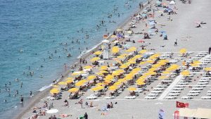 شواطئ أنطاليا التركية تضج بالسياح