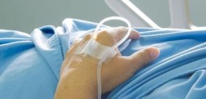 نقل فنان شهير الى المستشفى.. وزوجته تطلب الدعاء له