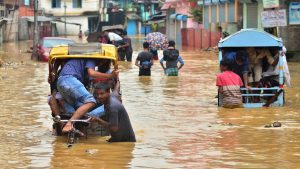 شاهد.. فيضانات الهند المدمرة تقتل 15 شخصًا وتؤدي إلى انزلاقات أرضية وأضرار كبيرة
