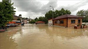 فيضانات تضرب بارطن التركية جراء الأمطار الغزيرة