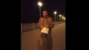 شاب مصري يسكب الخمر على القرآن ويمزقه في السعودية.. حادثة أثارت غضباً كبيراً