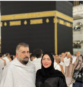 فنانة كويتية تتعرض لهجوم واسع بسبب صورها مع زوجها أمام الكعبة “شاهد”