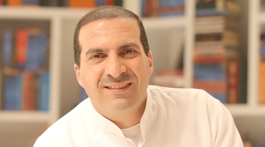 عمرو خالد يتعرض لهجوم وانتقادات حادة بسبب تخرج نجله من جامعة بريطانية "فيديو" 1