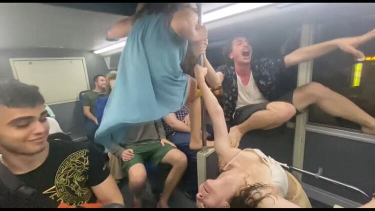 فضيحة في حافلة ركاب عامة بإسطنبول.. رقص وايحاءات غير لائقة! "صور" 3