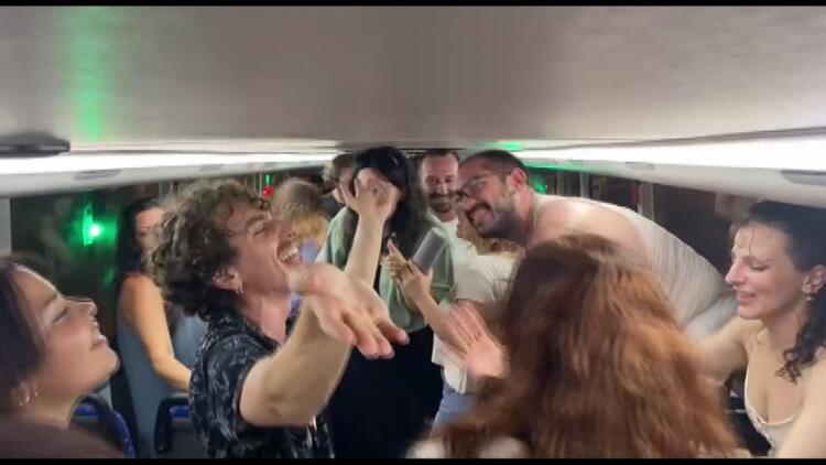 فضيحة في حافلة ركاب عامة بإسطنبول.. رقص وايحاءات غير لائقة! "صور" 7