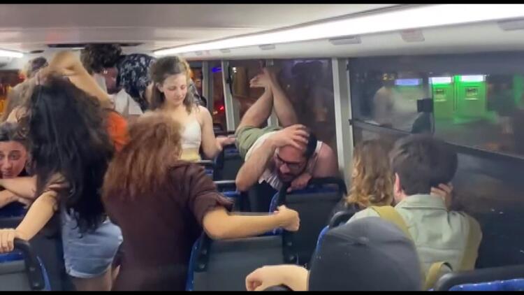 فضيحة في حافلة ركاب عامة بإسطنبول.. رقص وايحاءات غير لائقة! "صور" 9