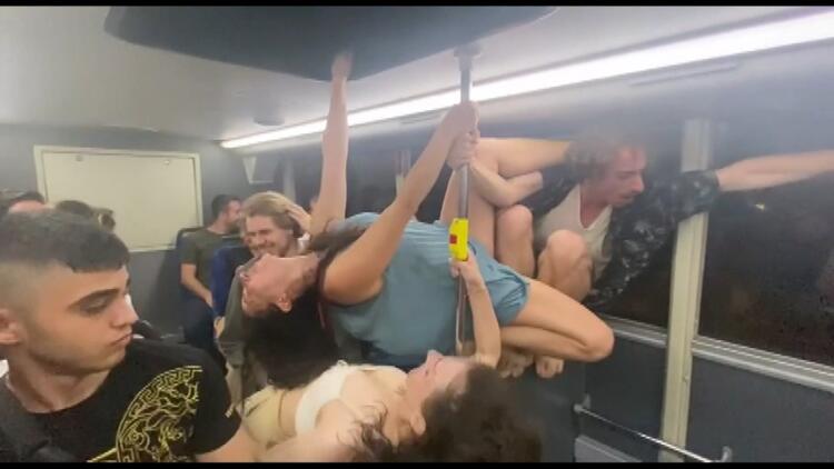 فضيحة في حافلة ركاب عامة بإسطنبول.. رقص وايحاءات غير لائقة! "صور" 11