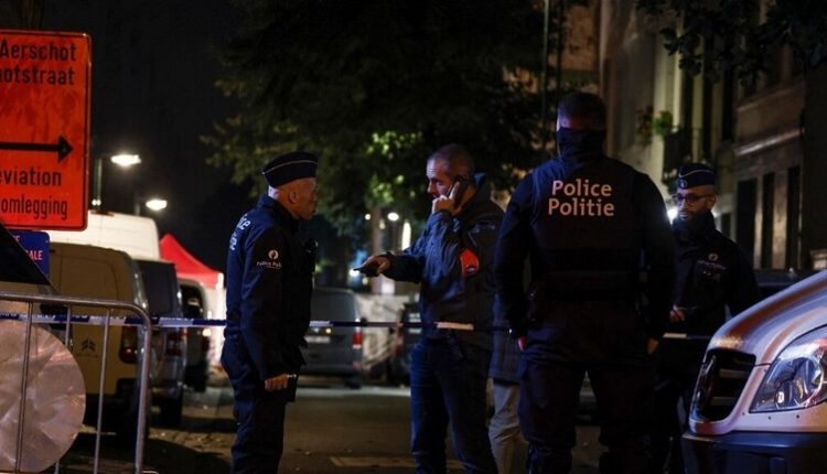 رجل يقتل والدته