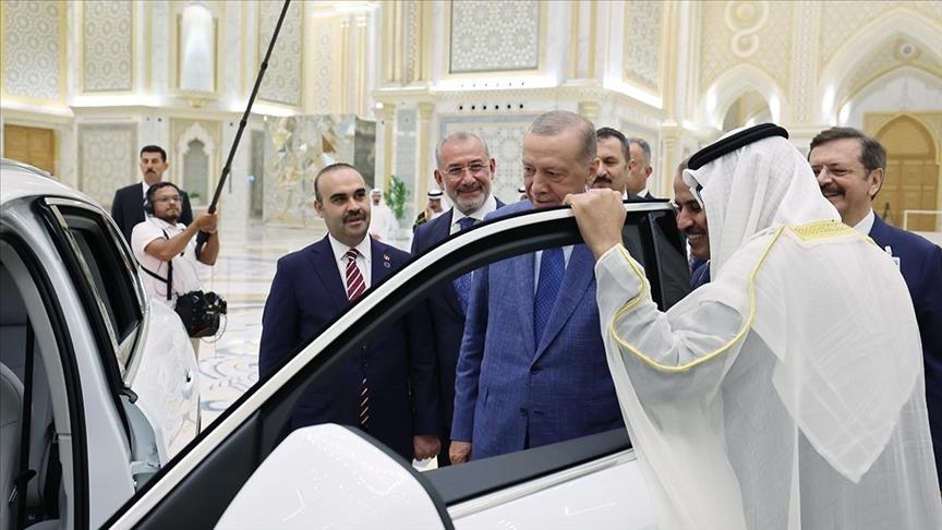أردوغان يهدي نظيره الإماراتي سيارة "توغ" التركية 27