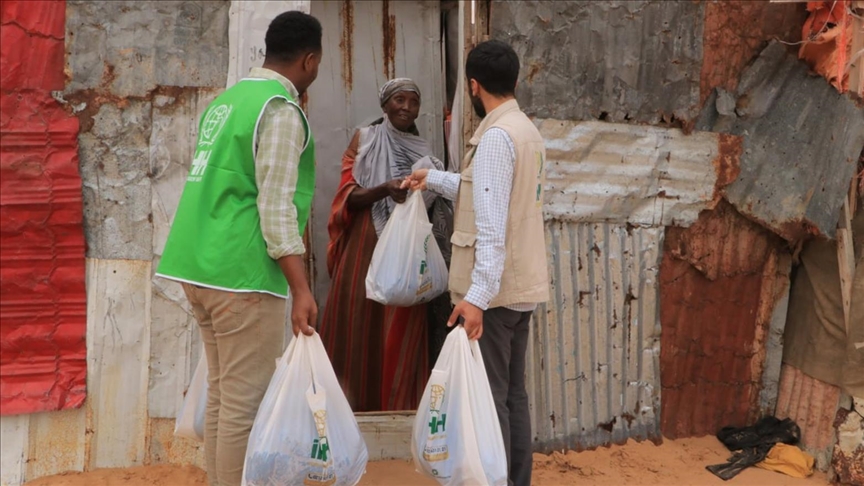 الإغاثة الإنسانية التركية توزع لحوم الأضاحي على 3 ملايين شخص حول العالم 1