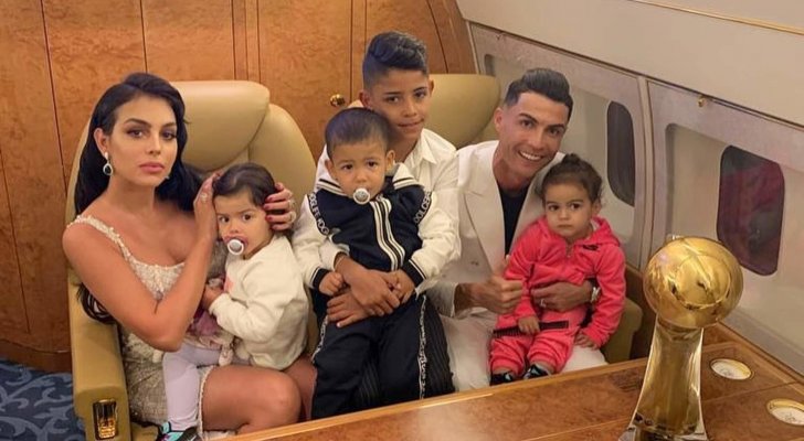 جورجينا رودريغيز تستمتع بأشعة الشمس برفقة حبيبها وأطفالها على اليخت "صور" 17