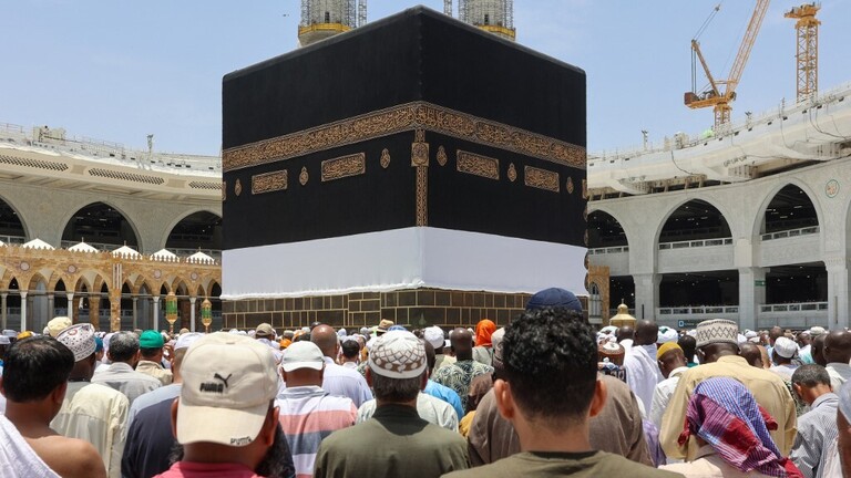 رجل هندي يحج 37 مرة على التوالي والسر دعوات والدته "فيديو" 13