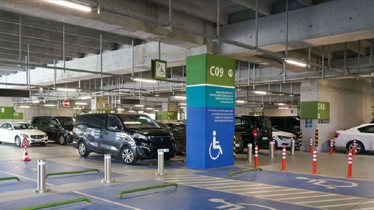 مواطن يلجأ إلى حل مثير لمشكلة ركن السيارات أمام مستودعه 15