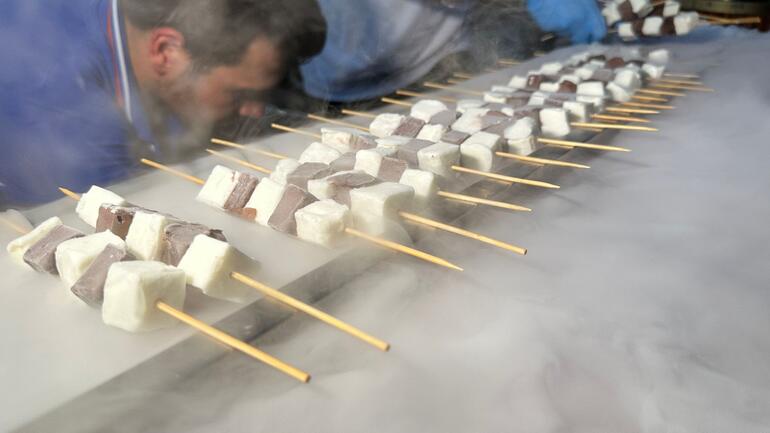 بفعل موجة الحر الشديد.. بلدية تركية توزع "كباب الآيس كريم" 9