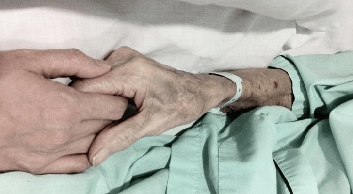 ممثل سوري شهير يفجع برحيل والدته ويعلق: "لا أب ولا أم ولا وطن" 3