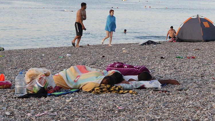الحر الشديد يدفع سكان انطاليا للنوم على الشواطئ "صور" 1