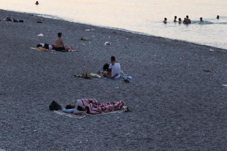 الحر الشديد يدفع سكان انطاليا للنوم على الشواطئ "صور" 5