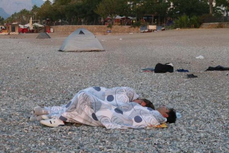 الحر الشديد يدفع سكان انطاليا للنوم على الشواطئ "صور" 9