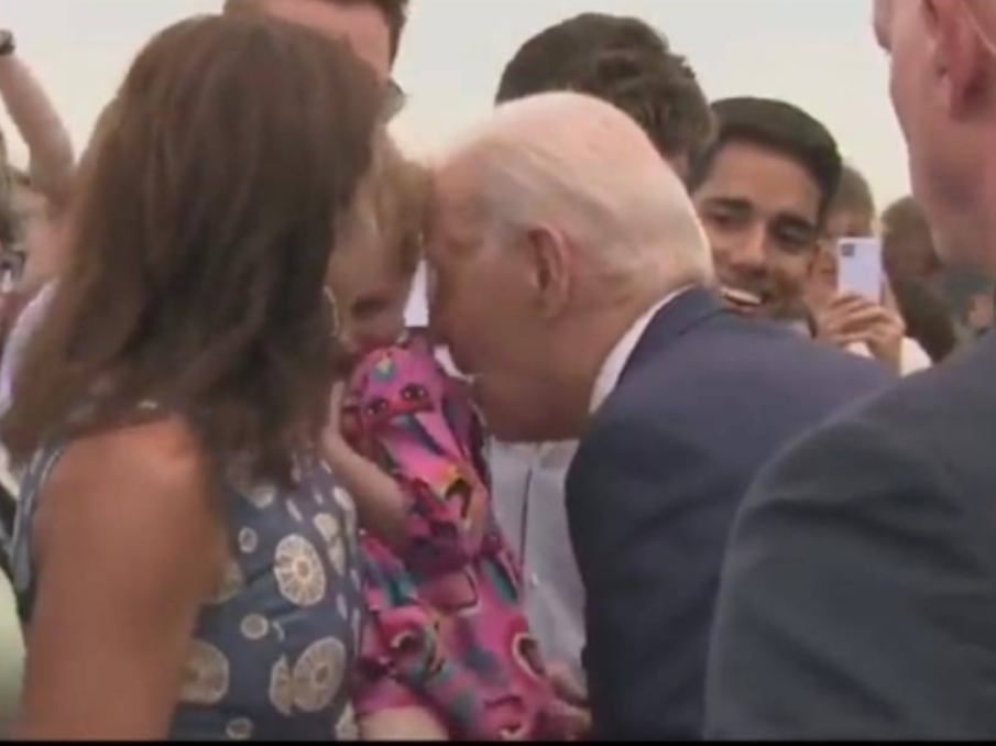 بايدن يثير رعب طفلة بعدما داعبها بفمه بطريقة غريبة "فيديو" 1