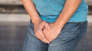 رجل يشتكي من ورم في أعضائه التناسلية وبعد زيارته للطبيب كانت الأطباء المفاجأة !!