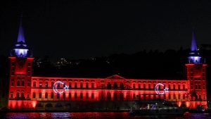 إضاءة أبرز معالم أنقرة وإسطنبول بالعلم التركي