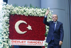 أردوغان يحتفل بالذكرى الـ22 لتأسيس حزب العدالة والتنمية ويشيد بإنجازاته في تركيا