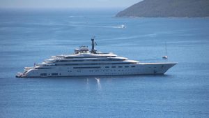 بودروم التركية تستقبل يخوت الشيخ منصور وبيل غيتس “صور”