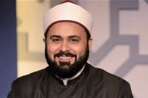 داعية مصري يثير جدلاً واسعاً: “من حق الخاطب أن يرى ذراع ورقبة وشعر خطيبته”