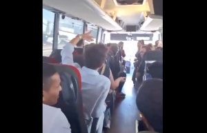 شاب أجنبي يقوم بقضاء حاجته في حافلة بإسطنبول.. فيديو اثار جدلا واسعا