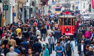 امرأة تقوم بفعل غريب وسط شارع الاستقلال بإسطنبول.. مشاهد أثارت دهشة الجميع