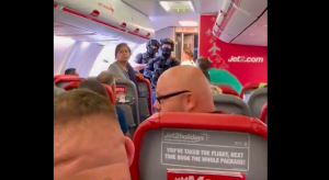 ضباط مسلحون يقتحمون طائرة متوجهة الى تركيا “فيديو”