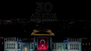 عرض ضوئي مذهل باستخدام 1200 درون.. هكذا احتفلت الرئاسة التركية بعيد النصر