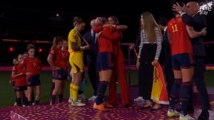 قبلة رئيس الاتحاد الإسباني لهيرموسو تثير ضجة: هل كان تصرفًا عاطفيًا؟ “فيديو”