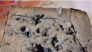 قطعة جبن تحقق أرقامًا قياسية وتباع بأكثر من 30 ألف دولار (فيديو)