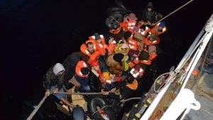 القبض على 86 مهاجرًا غير شرعي قبالة ساحل أيفاليك