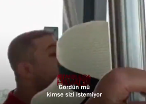 فيديو مضحك مبكي: تركي يطلب من شخص مغادرة البلاد ظنًا منه أنه أجنبي ليكتشف لاحقًا أنه تركي