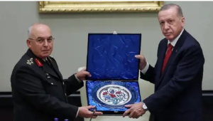 والدموع تُغرق عينيه.. أردوغان يودع قائد القوات البرية بعد إحالته للتقاعد